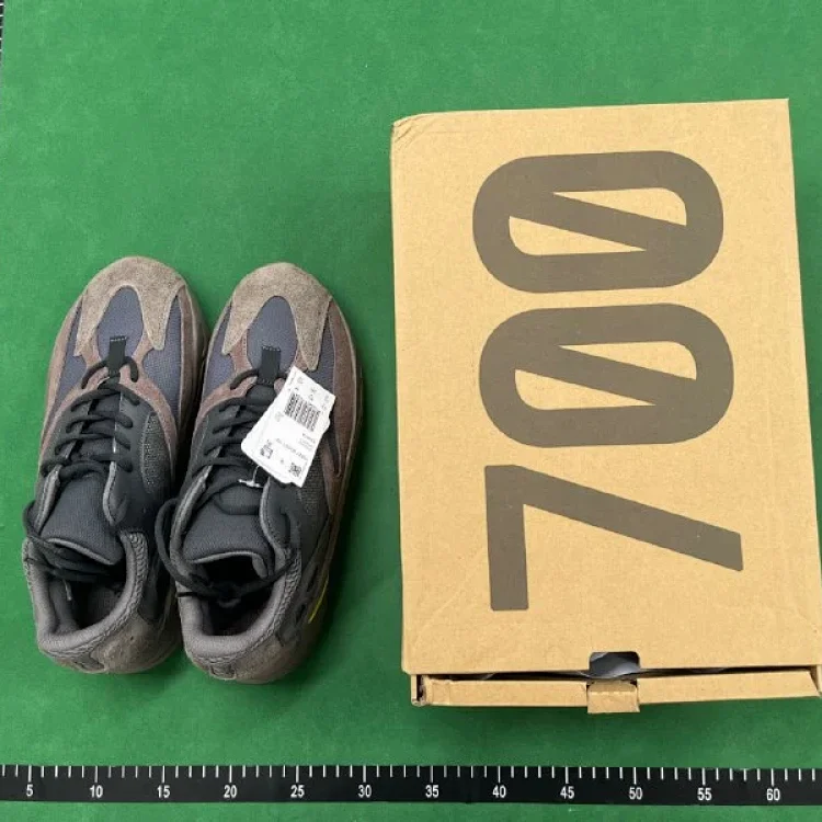 YEEZY700 Sneakers