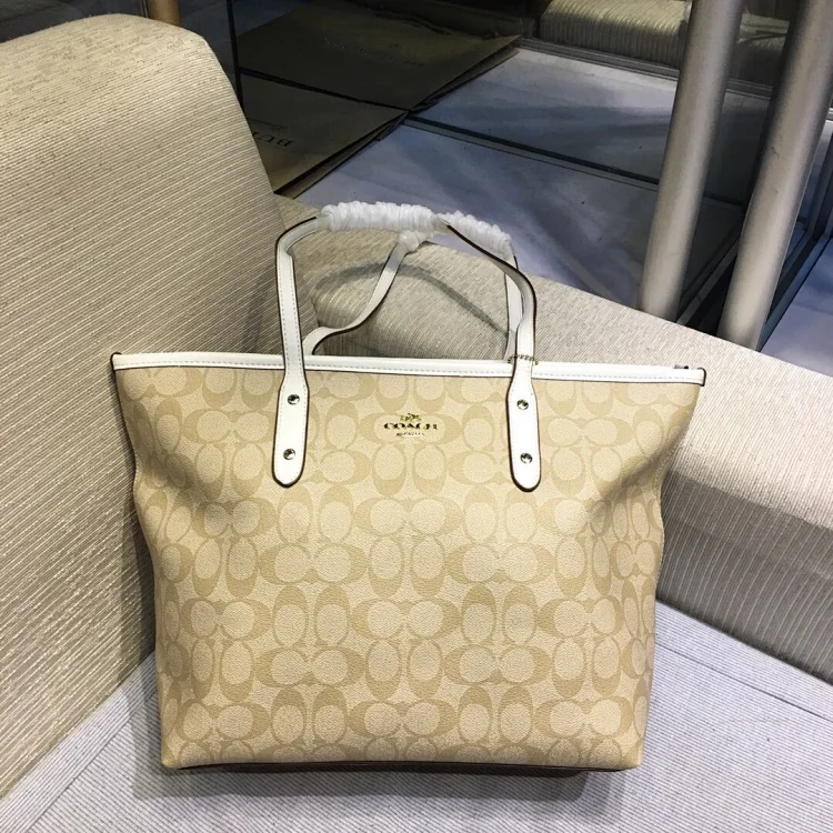 COACH Signature Tote with White Hand حقيبة